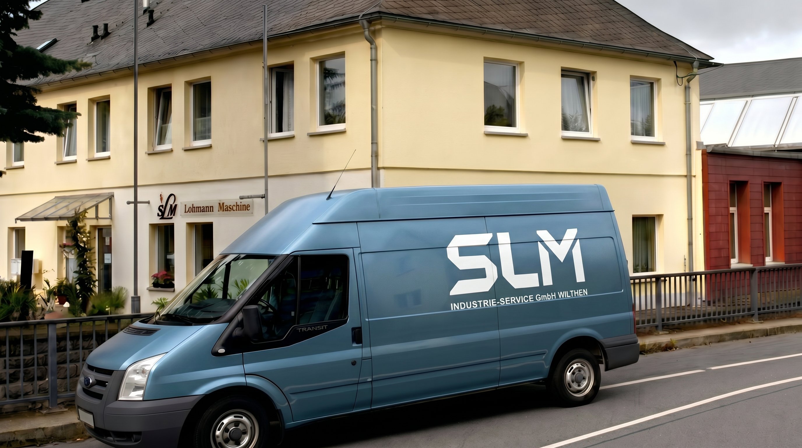 SLM Industrie Service GmbH – Transporter vor dem Betriebsgebäude in Wilthen
